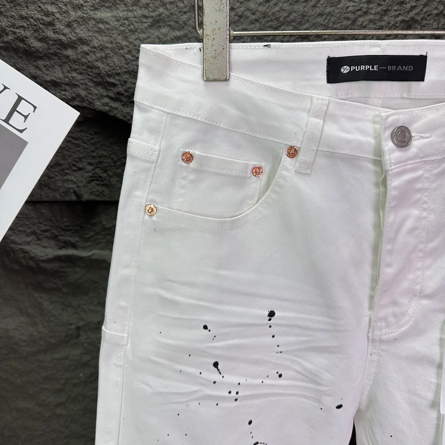 PURPLE BRAND 2026 New Arrival White Pleated Ink Splashed Holes Couple Style Loose Bootcut Jeans High Version High Version Top Ceiling Quality Styles with different wash textures, very friendly to people with thin legs and thick legs. The loose bootcut style is very flattering to the leg shape. Moderate length that never goes out of style, easy and casual to match, basic styling for various styles, a must-have in the wardrobe! The fabric is stiff but also makes the upper body soft without losing texture. The washing process is even more perfect. It is a must-have item for everyone! ! ! Washed wheat, hang tag, pants label, three labels complete Color: White Size: 28, 30, 32, 34, 36 (five sizes)